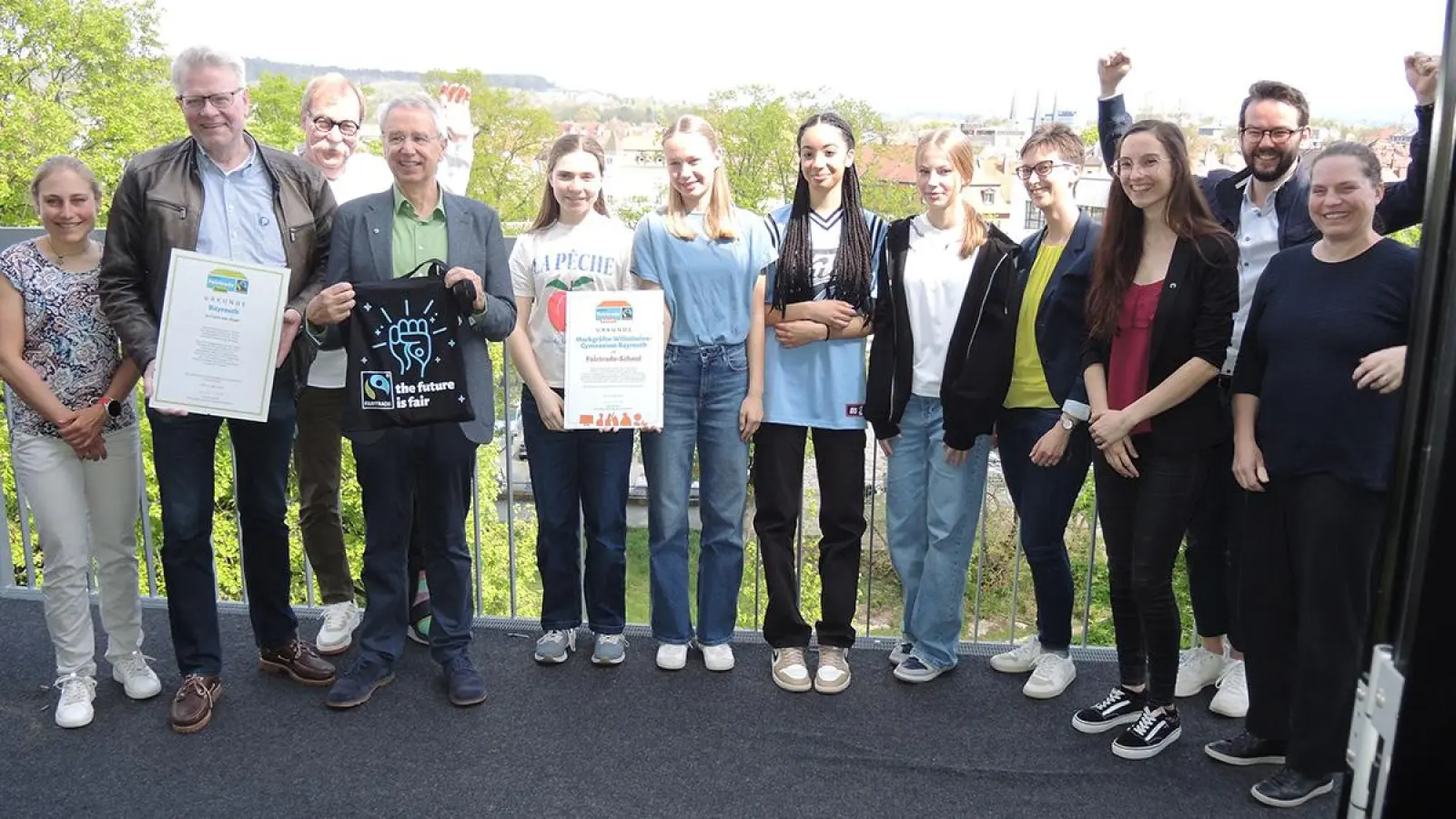 V.l.: Triathletin Tina Grieger, OB Thomas Ebersberger, Stadtrat Klaus Wührl-Struller, Dieter Overath, Schülerinnen des MWG mit ihrer Lehrerin Daniela Wallner (4.v.r.), Bürgermeister Andreas Zippel (2.v.r.) und Schulreferentin Fairtrade Christina Freise-Wrengler. (Foto: W. Munzert)