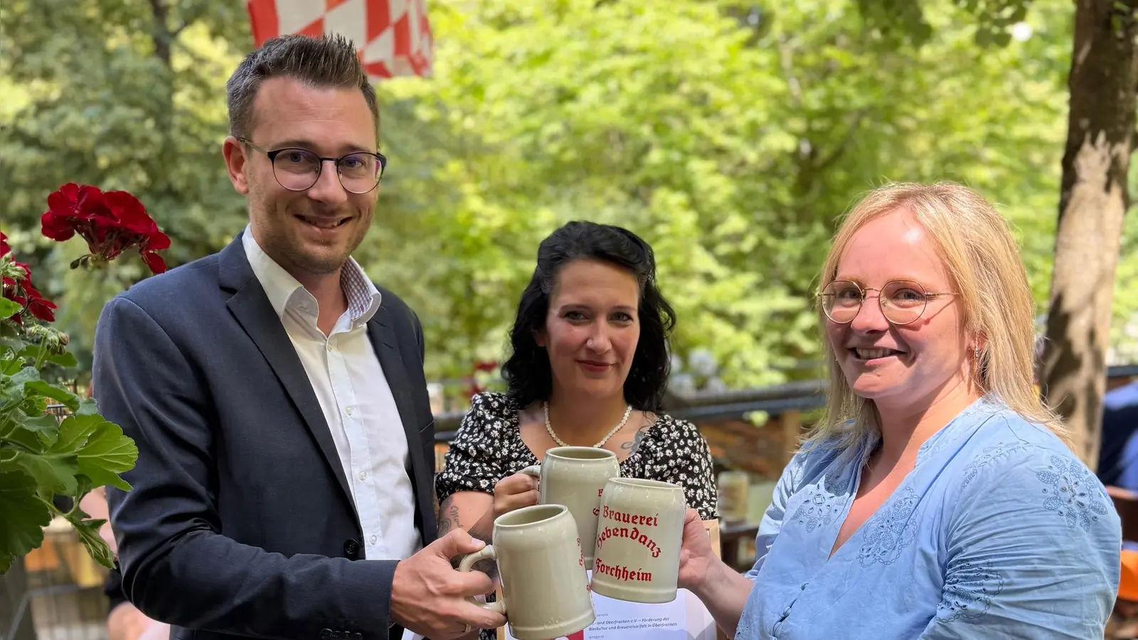 Nico Cieslar (Vorstandsmitglied Bierland Oberfranken e.V.) und Gisela Meinel (1. Vorsitzende Bierland Ofr.) überreichen Melanie Streit (Bildmitte) die Ernennungsurkunde zur Fränkischen Bierbotschafterin.  (Foto: privat )