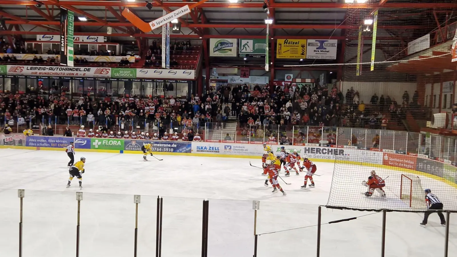Von kämpferischer Atmosphäre war das Nachbarschaftsduell in Crimmitschau geprägt. (Foto: J. Reintzsch)