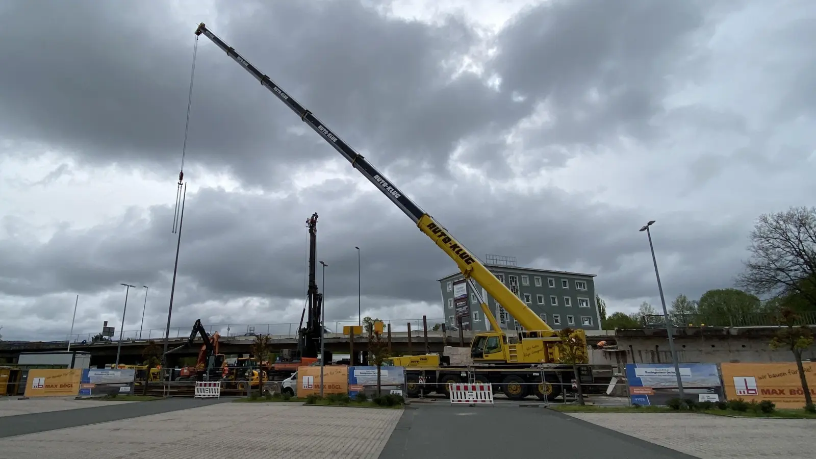 Gründungsarbeiten an der Hochbrücke: Wegen Bohrungen am Freitag (12. April 2024) stadteinwärts gesperrt. (Archivbild: Lenkeit)