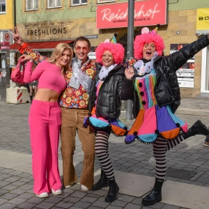 Ausgelassene Kostüme und gute Stimmung am Faschingsdienstag in der Bayreuther Innenstadt.  (Foto: sd)