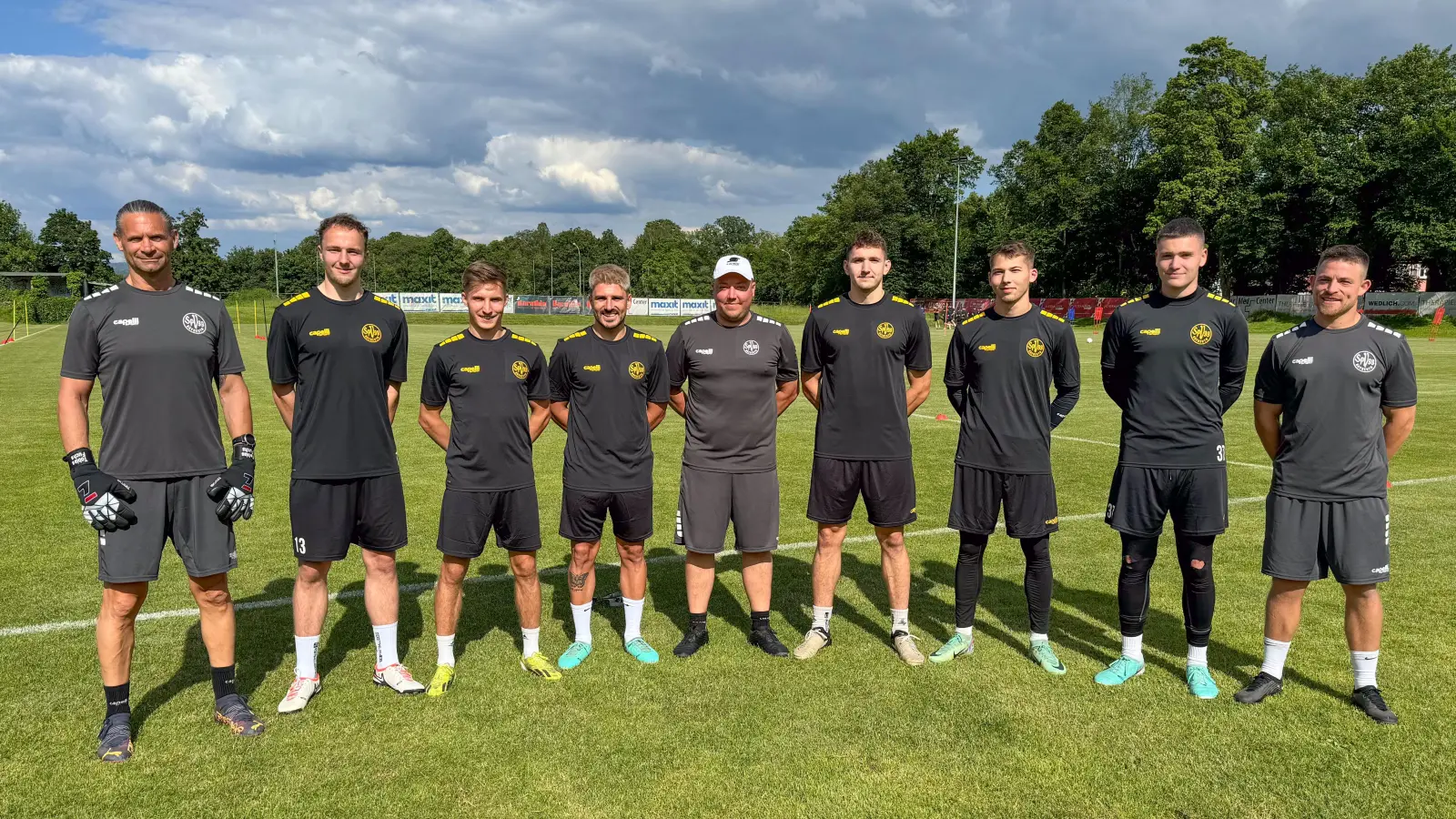 Beim Trainingsauftakt der SpVgg Bayreuth begrüßten Cheftrainer Lukas Kling (Mitte) und seine Assistenten Tobias Fuchs (links) und Sebastian Lattermann (rechts) die Neuzugänge Leo Eberle, Dennis Lippert, Marcel Götz, Patrick Görtler, Lukas Peterson und Nils Lauckner (von links). (Foto: sd)
