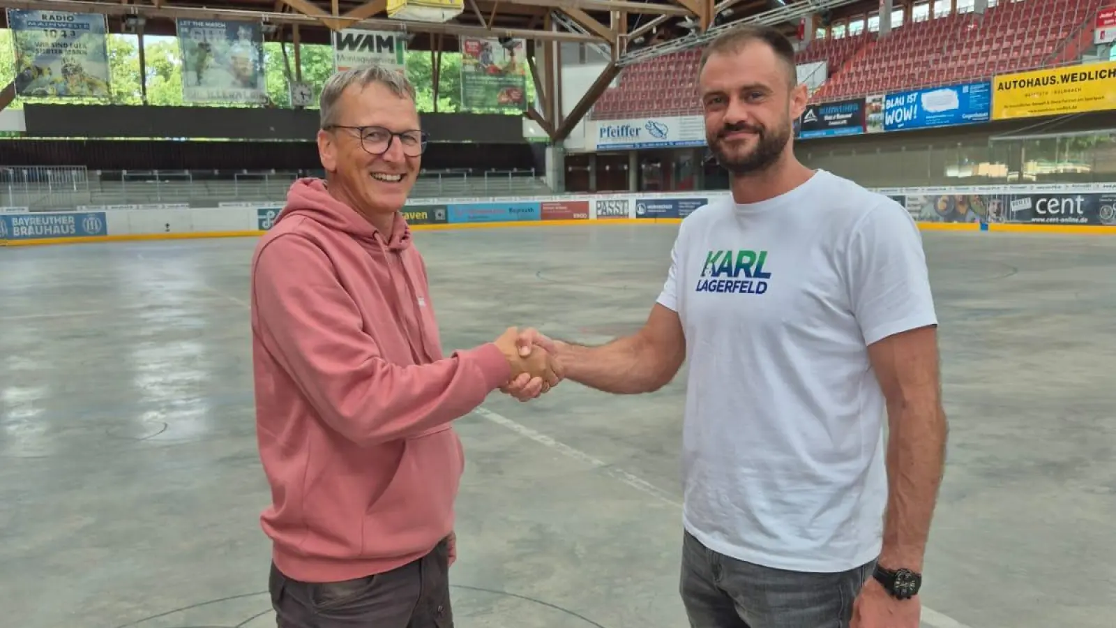 Ilya Anryukhov (rechts), der neue Goalie der onesto Tigers, mit Geschäftsführer Thomas Lünenborg.. (Foto: onesto Tigers Bayreuth)