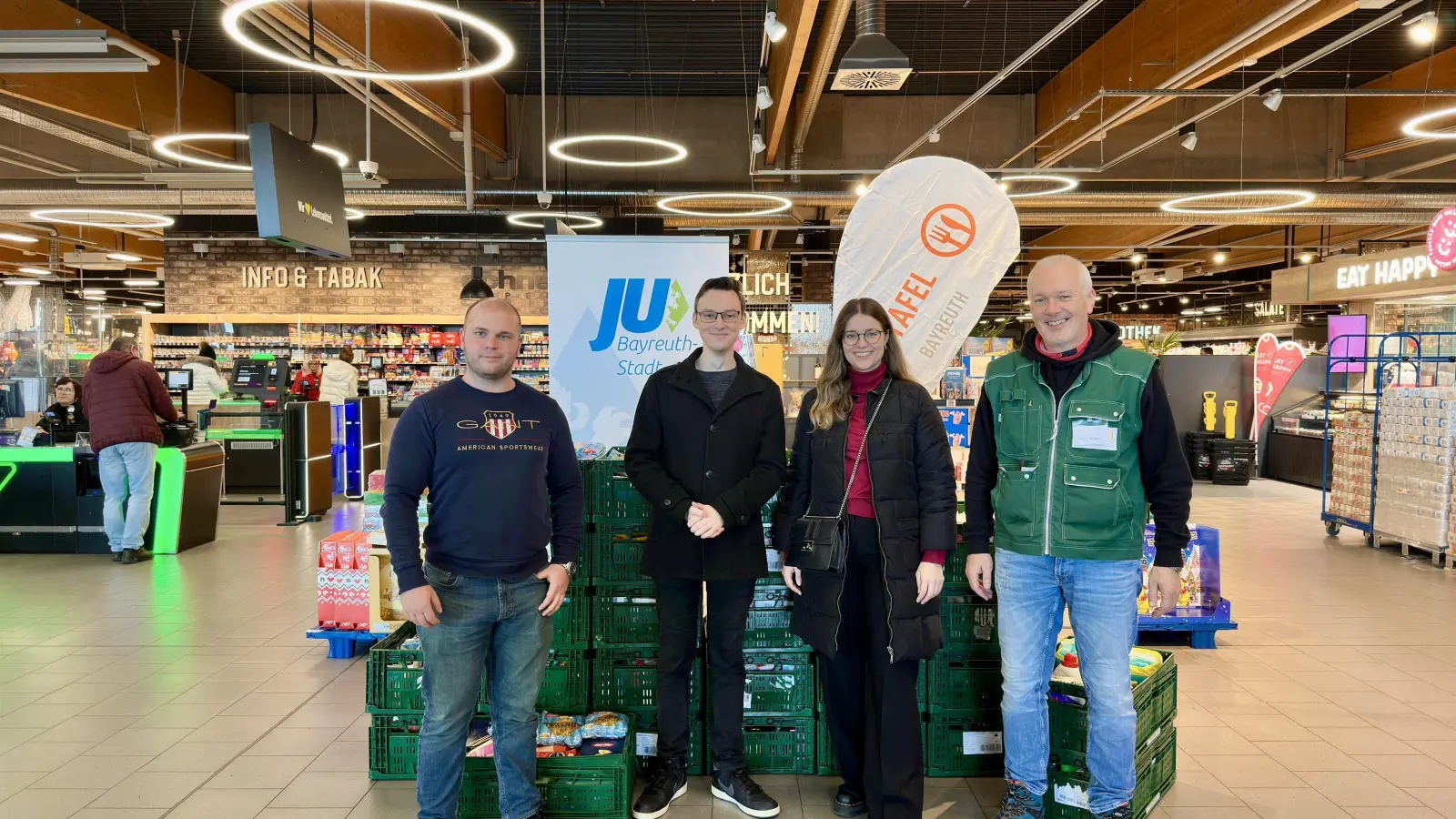 Fleißig gesammelt. V.l.: David Kuss, Markus Krebs, Teresa Selnar und Dieter Rumler von der Tafel Bayreuth  (Foto: red )