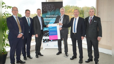 V.l.: Uni-Präsident Prof. Dr. Stefan Leible, Oberfrankens Regierungspräsident Florian Luderschmid, Landrat Florian Wiedemann, Oberbürgermeister Thomas Ebersberger, Bayerns Wirtschaftsminister Hubert Aiwanger und IHK-Präsident Dr. Michael Waasner.  (Foto: Stadt Bayreuth)