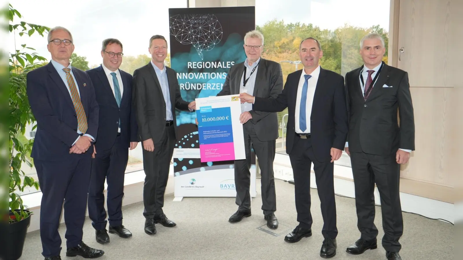 V.l.: Uni-Präsident Prof. Dr. Stefan Leible, Oberfrankens Regierungspräsident Florian Luderschmid, Landrat Florian Wiedemann, Oberbürgermeister Thomas Ebersberger, Bayerns Wirtschaftsminister Hubert Aiwanger und IHK-Präsident Dr. Michael Waasner.  (Foto: Stadt Bayreuth)