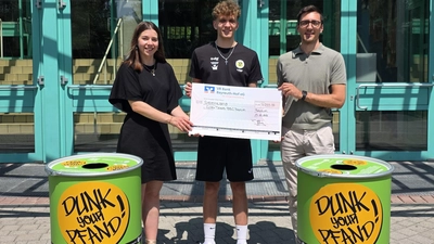 Helena Großmann (Unternehmenskommunikation Energiehaus Deutschland), Liam Holländer (Teamkapitän &amp; Topscorer NBBL) und Friedrich Hartung (Geschäftsführer BBC Bayreuth Spielbetrieb GmbH, von links) bei der Spendenübergabe.  (Foto: BBC Bayreuth)