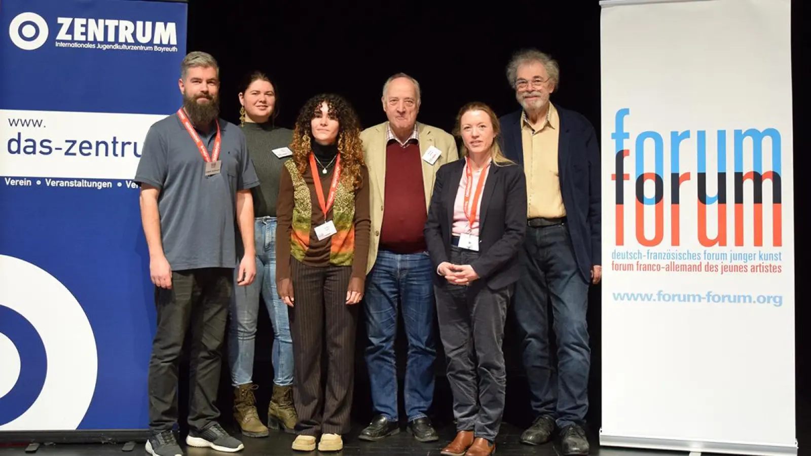 Von links: Cedric Hofmann, Geschäftsführer ZENTRUM, Jana Zoike, Auszubildende; Candice Kock, Assistenz deutsch-französisches forum junger Kunst; Nicolaus Richter, Dirigent; Monika Schröder, Projektleitung deutsch-französisches forum junger Kunst; Gert-Dieter Meier, Vorstandsvorsitzender des ZENTRUMS (Foto: Lenkeit)
