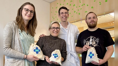 Andreas Kunzmann (Erster Vorstand) und Anne Brand (Schriftführerin, links) besuchten die Kinderklinik und übergaben den Erlös an Klinikdirektor Prof. Patrick Morhart und die Leiterin der Kinderklinik Notaufnahme Sandra Retsch. (Foto: Klinikum Bayreuth)