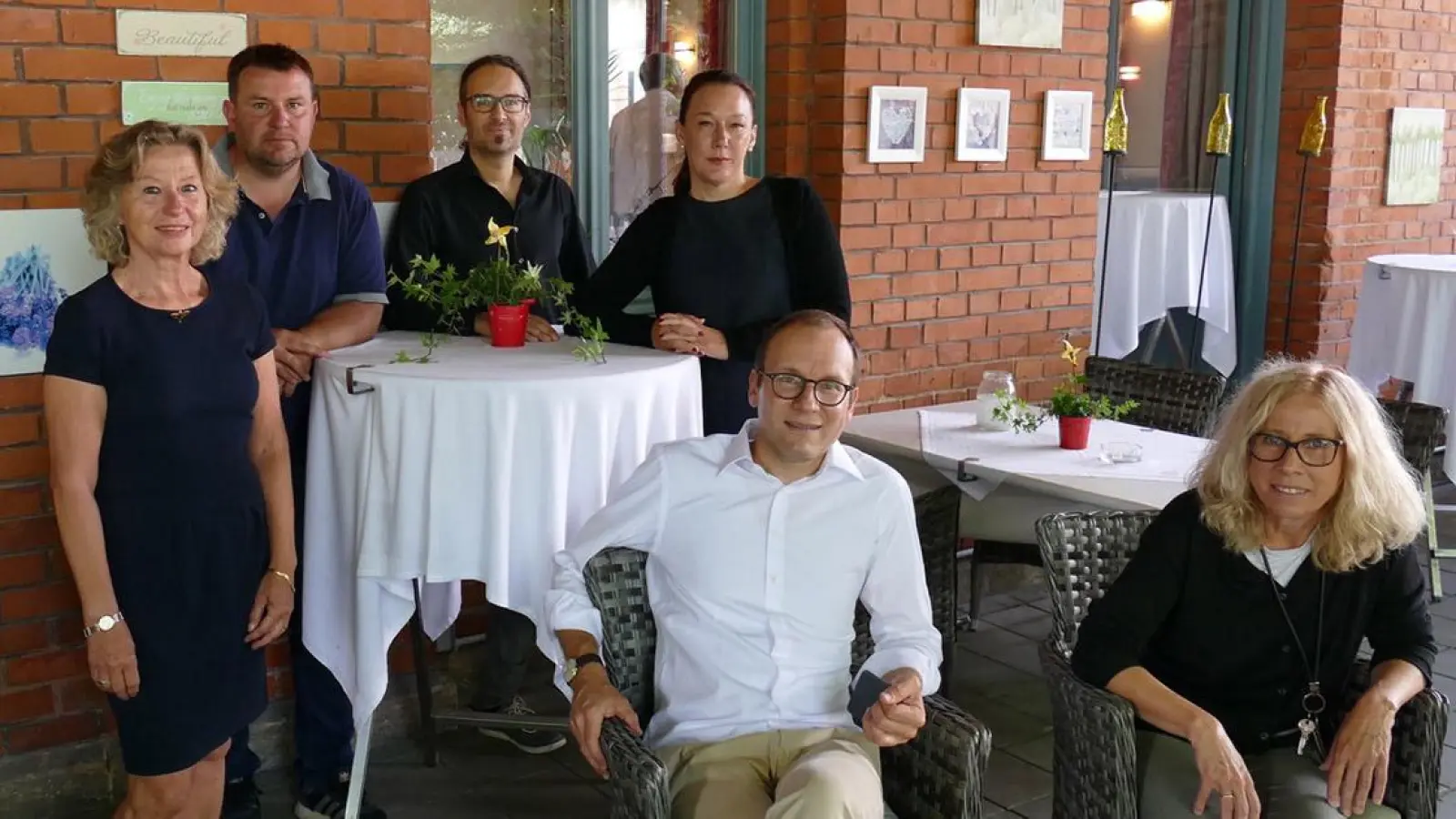 Die Vorstandschaft von TAFF: Vorsitzender Reinhart Michalke und 1. Stellvertreterin Regina Ehm-Klier, (vorne sitzen (Foto: source_text)
