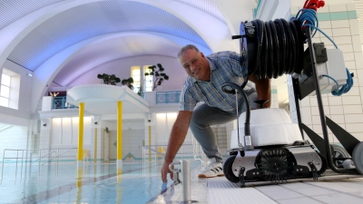 Die Becken des Stadtbades sind wieder gefüllt, der Reinigungsroboter steht bereit und Stadtbad-Chef Thomas Schmeer freut sich auf die Hallenbadsaison. (Foto: Stadtwerke Bayreuth)