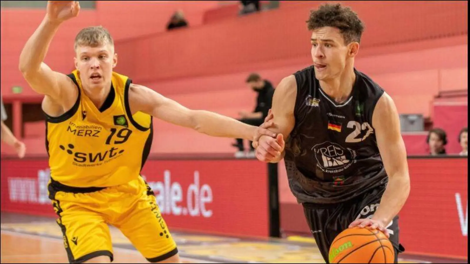 Andi Seiferth schließt in Korbnähe ab. (Foto: Peter Kolb)