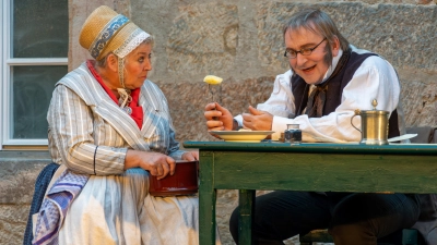 Eine Produktion der Studiobühne Bayreuth mit Gordian Beck als Jean Paul und Conny Trapper als die Wirtin der Rollwenzelei.  (Foto: Bayerische Schlösserverwaltung)