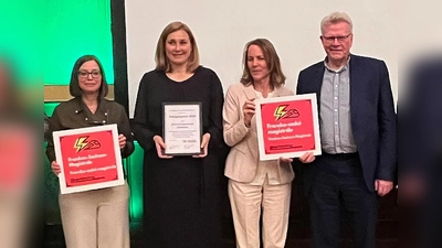 Das Sächsisch-Bayerische Städtenetz ist für sein beharrliches Engagement zur Verbesserung der Bahnanbindung mit dem Fahrgastpreis 2026 ausgezeichnet worden (von links): Laudatorin Yvonne Magwas, Oberbürgermeisterin Constance Arndt (Zwickau), Oberbürgermeisterin Eva Döhla (Hof) und Oberbürgermeister Thomas Ebersberger. (Foto: Sächsisch-Bayerisches Städtenetz&nbsp;)