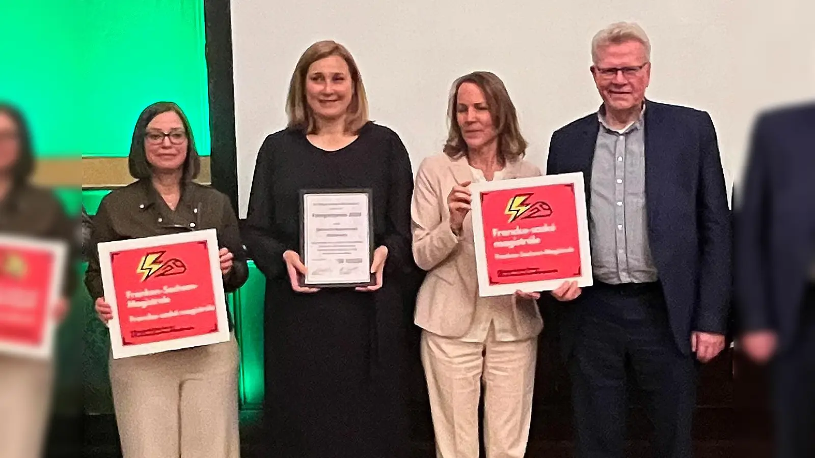 Das Sächsisch-Bayerische Städtenetz ist für sein beharrliches Engagement zur Verbesserung der Bahnanbindung mit dem Fahrgastpreis 2026 ausgezeichnet worden (von links): Laudatorin Yvonne Magwas, Oberbürgermeisterin Constance Arndt (Zwickau), Oberbürgermeisterin Eva Döhla (Hof) und Oberbürgermeister Thomas Ebersberger. (Foto: Sächsisch-Bayerisches Städtenetz&nbsp;)