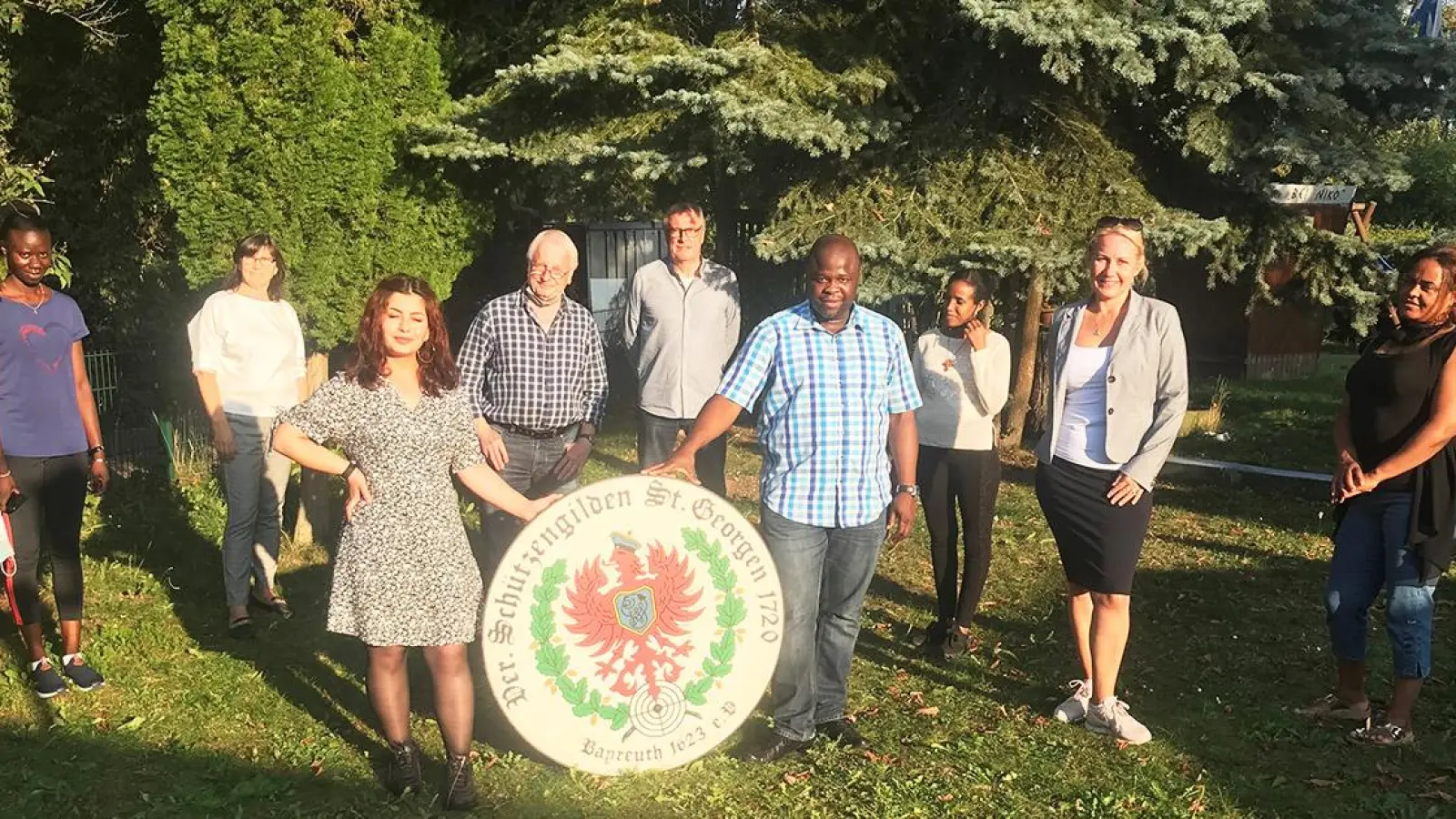 v.l.: Tatiana Cecile Diouf, Verena Faßold, Nahla Shamo Qasim (Irak), Günther Hinterobermeier, Harry Franken, Ibukun Koussemou, Haben Gebrehiwet (Eritrea), die DU-Vorsitzende Magdalena Aderhold sowie Mety Abebe Kebede (Äthiopien). (Foto: red)