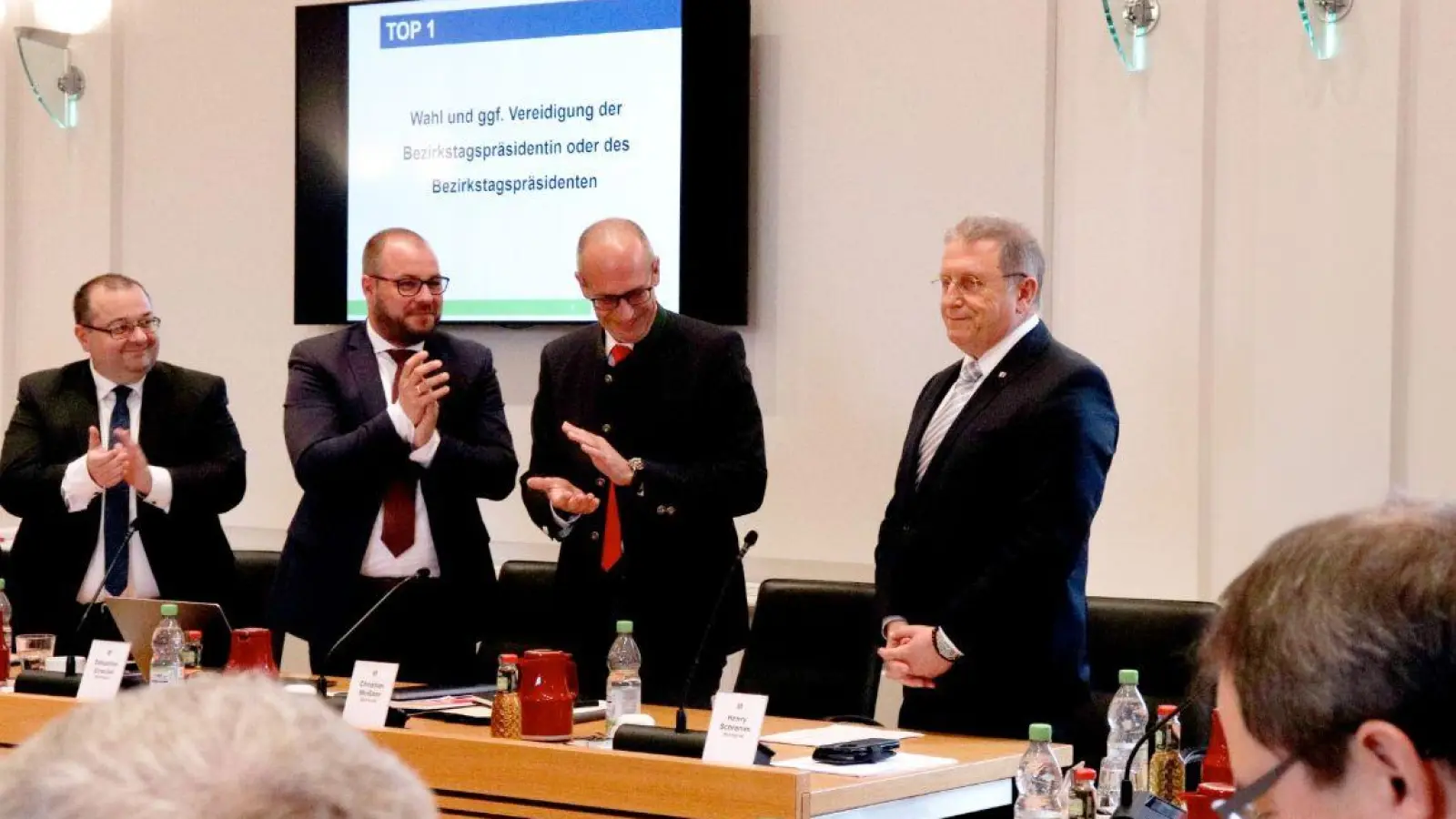 Henry Schramm (rechts) nimmt die Glückwünsche der Bezirksräte entgegen. (Foto: red)