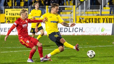 Jakub Mintal erzielte in dieser Szene in der 65. Minute den erlösenden 1:0-Siegtreffer für die SpVgg Bayreuth. (Foto: Dirk Ellmer)