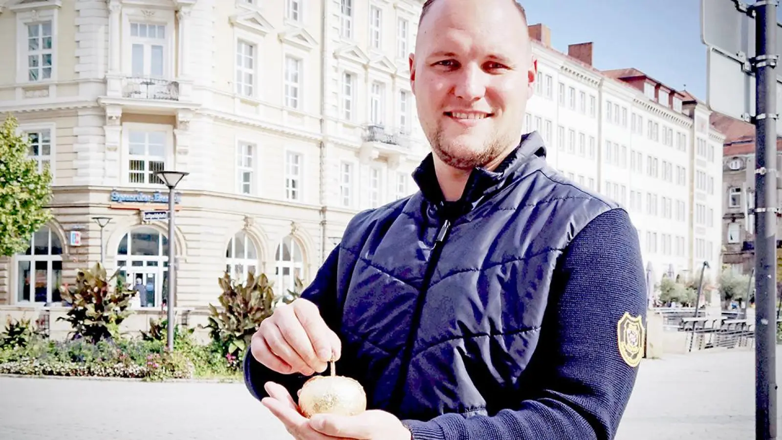 Markus Haas mit dem „Goldenen Apfel”. (Foto: Stadt Bayreuth)