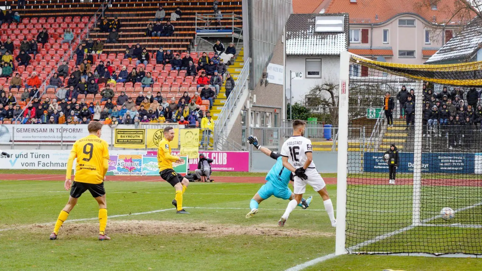 Markus Ziereis erzielt den Siegtreffer für Bayreuth gegen Ingolstadt. (Foto: Dörfler)