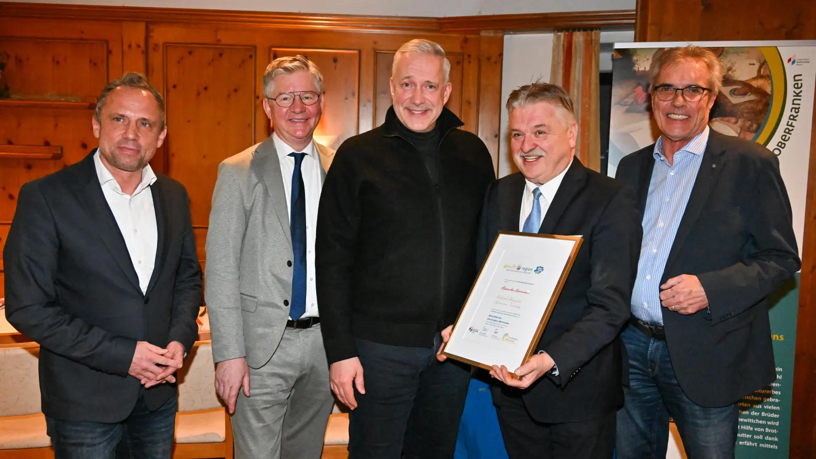 V.l.: Heimatminister Reinhard Glauber, HWK-Vizepräsident Christian Herpich, Alexander Herrmann, Landrat Klaus Peter Söllner sowie Dr. Bernd Sauer von der Genussregion Oberfranken.  (Foto: Handwerkskammer Oberfranken/Ronald Rinklef)