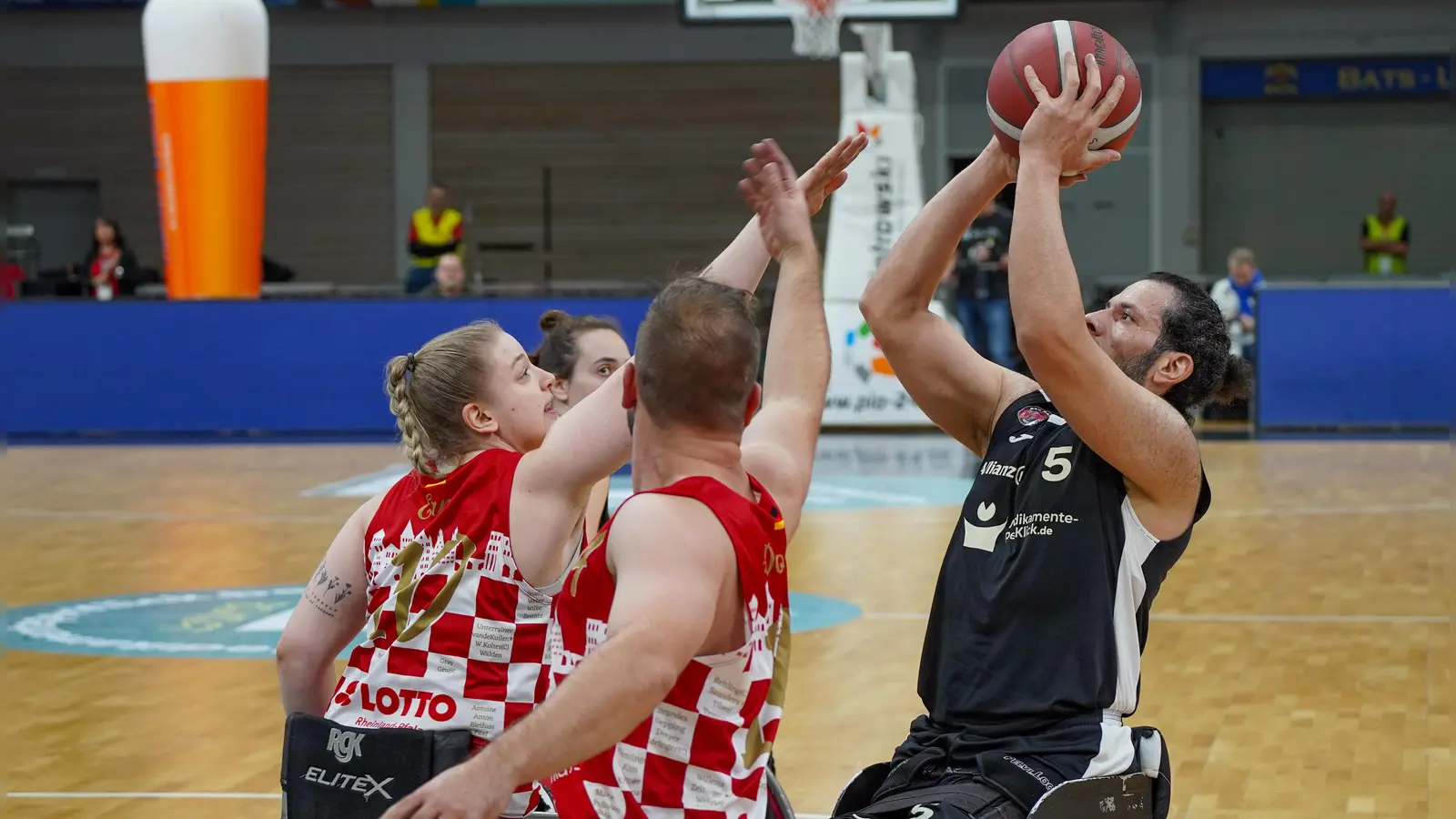Vahid Atefimonfared (rechts, hier beim Wurf in der Partie gegen die DONECK Dolphins Trier) war bester Bayreuther Werfer in Zwickau. (Foto: Archiv/Stefan Dörfler)