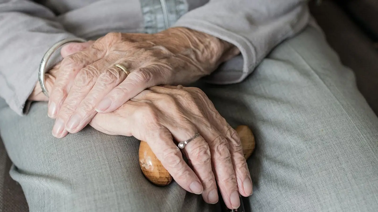 In Pottenstein wurde am Montag (28. November 2022) eine 80-Jährige um viel Geld betrogen. (Foto: pixabay/sabinevanerp)