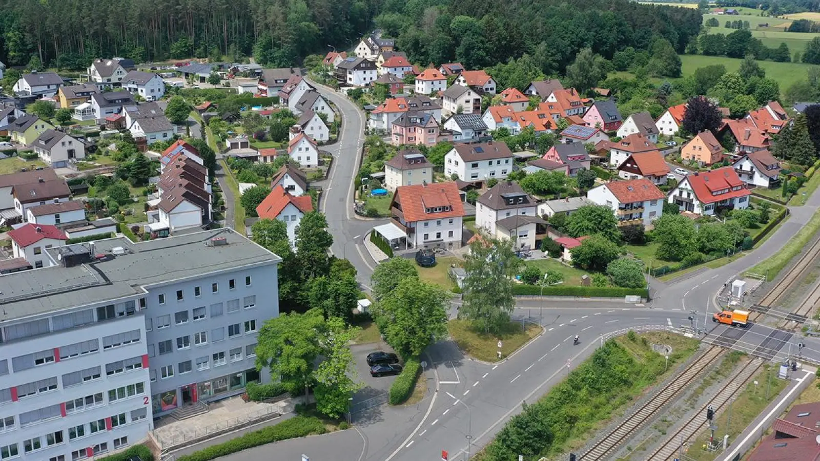 Die Ruhstraße zwischen Bindlacher Bahnhof und Sportplatz. (Foto: Gemeinde Bindlach/Kögler)