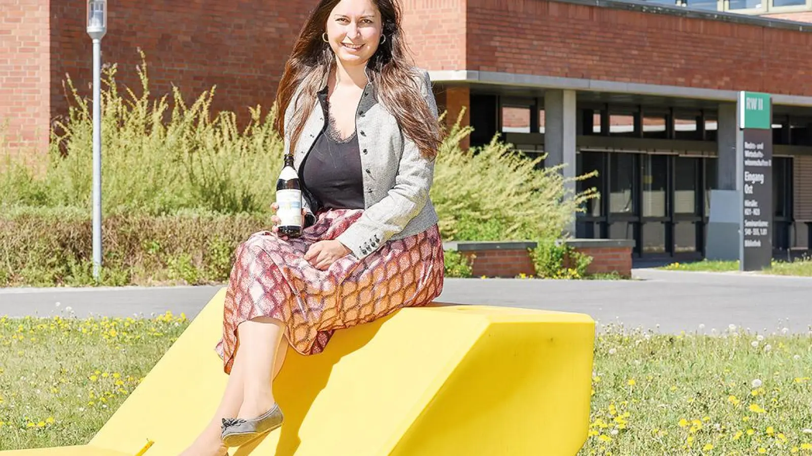 Elisabeth Erhard beim „Fotoshooting“ auf dem Uni-Gelände vor dem Gebäude RW II der Juristischen Fakultät. (Foto: inBayreuth.de)