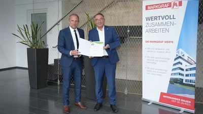 Bayerns Umweltminister Thorsten Glauber (li) überreichte an Liborius Gräßmann, Geschäftsführer der Firma W. Markgraf GmbH &amp; Co KG, die Teilnahmeurkunde am Umwelt- und Klimapakt Bayern.  (Foto: red )