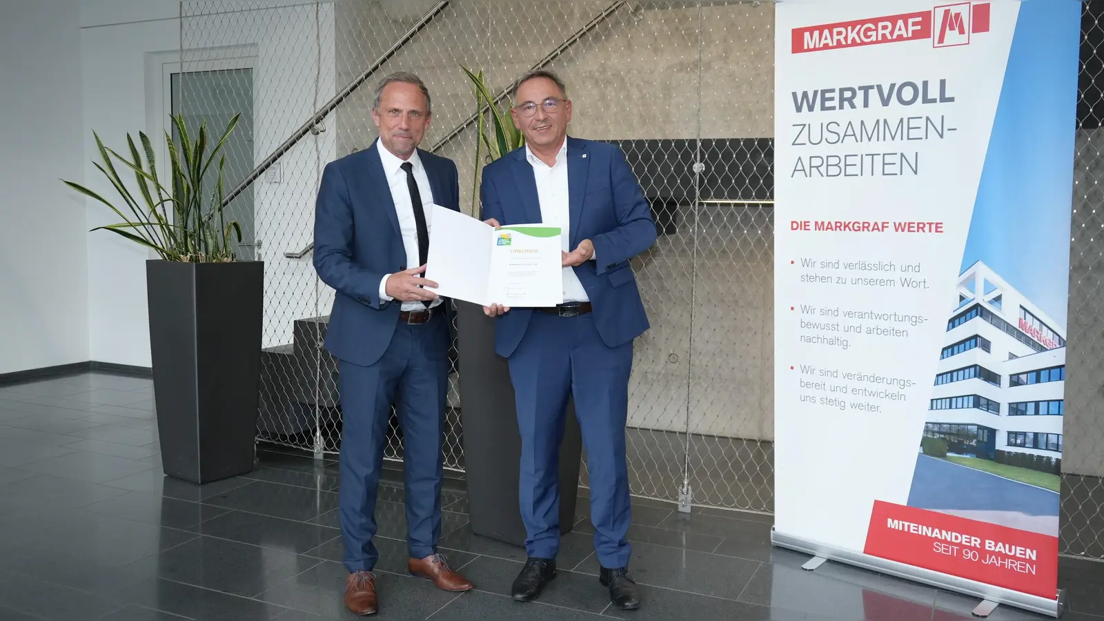 Bayerns Umweltminister Thorsten Glauber (li) überreichte an Liborius Gräßmann, Geschäftsführer der Firma W. Markgraf GmbH &amp; Co KG, die Teilnahmeurkunde am Umwelt- und Klimapakt Bayern.  (Foto: red )