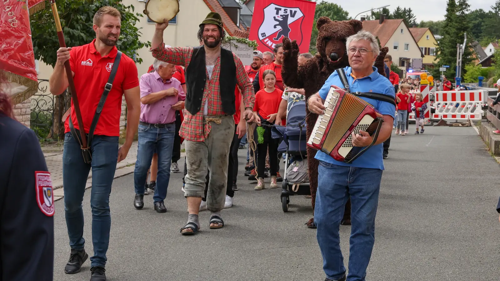 Bindlacher Bärenkerwa begeistert mit traditionellem Umzug.  (Foto: sd)