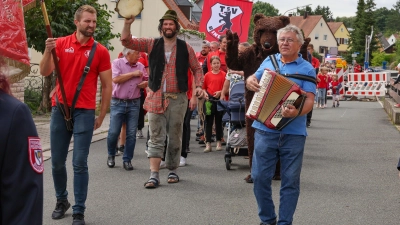 Bindlacher Bärenkerwa begeistert mit traditionellem Umzug.  (Foto: sd)