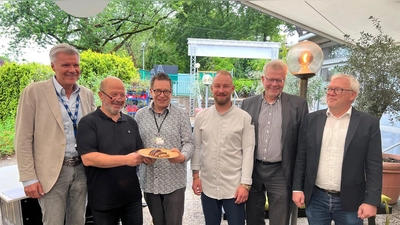 Bei der Verkostung: Meistermetzger Michael Ponnath, Wahnfood-Geschäftsführer Engin Gülyaprak und Axel Gottstein, Küchenchef Florian Neumann, OB Thomas Ebersberger ist bekennender Bratwurstfan, Kaufmännischer Festspiel-Geschäftsführer Ulrich Jagels. (Foto: gmu)