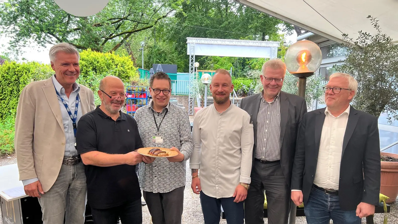 Bei der Verkostung: Meistermetzger Michael Ponnath, Wahnfood-Geschäftsführer Engin Gülyaprak und Axel Gottstein, Küchenchef Florian Neumann, OB Thomas Ebersberger ist bekennender Bratwurstfan, Kaufmännischer Festspiel-Geschäftsführer Ulrich Jagels. (Foto: gmu)