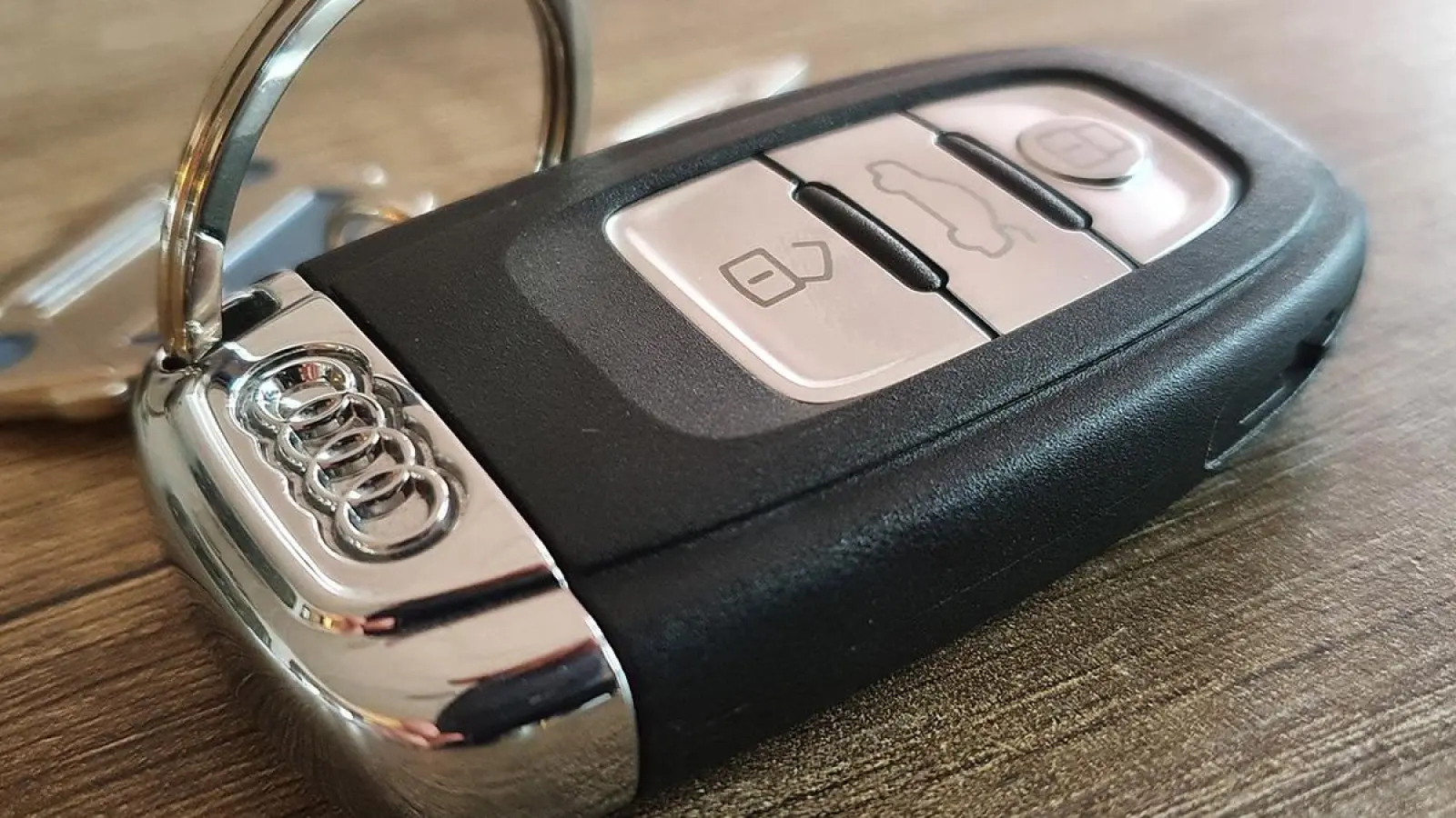 In Coburg sind in der Nacht auf Montag (11. Dezember 2023) gleich zwei Autos mit Keyless-Go-Systemen gestohlen worden. (Foto: pixabay/Jensino)