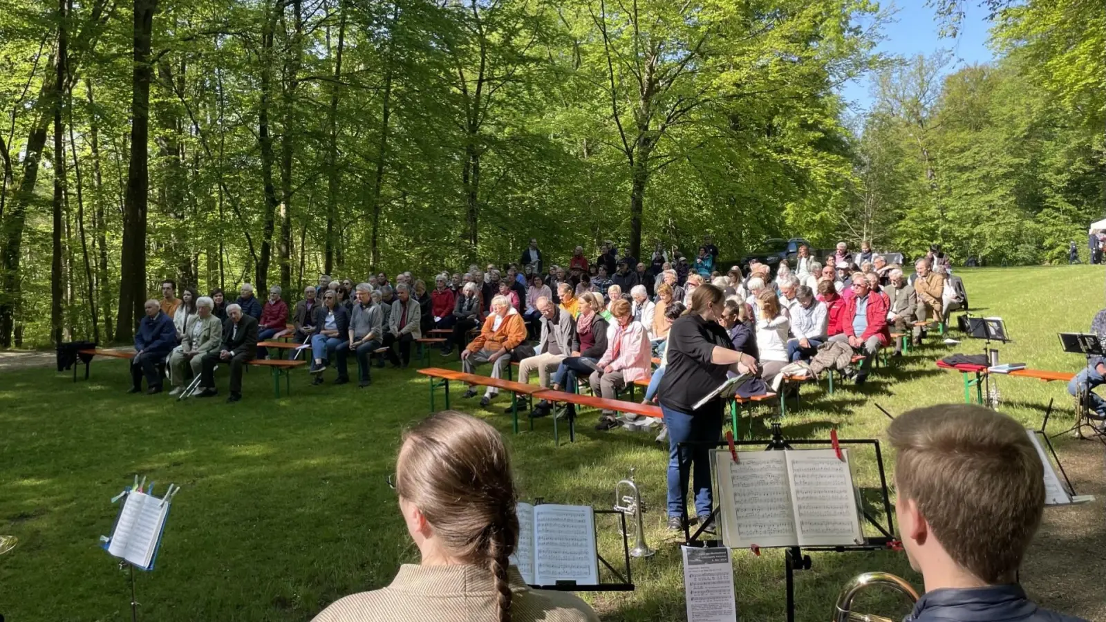 Kaum mehr ein Plätzchen frei: die Gottesdienst-Wiese im Fantaisie-Park (Foto: Horst Mayer)