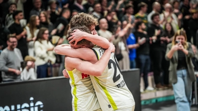 Nach einer grandiosen Leistung im ProA-Frankenderby des BBC Bayreuth gegen die Falcons Nürnberg lagen sich die Bayreuther Nachwuchstalente Leo Friedlein (rechts) und Liam Holländer kürzlich jubelnd in den Armen. (Foto: Thorsten Ochs)