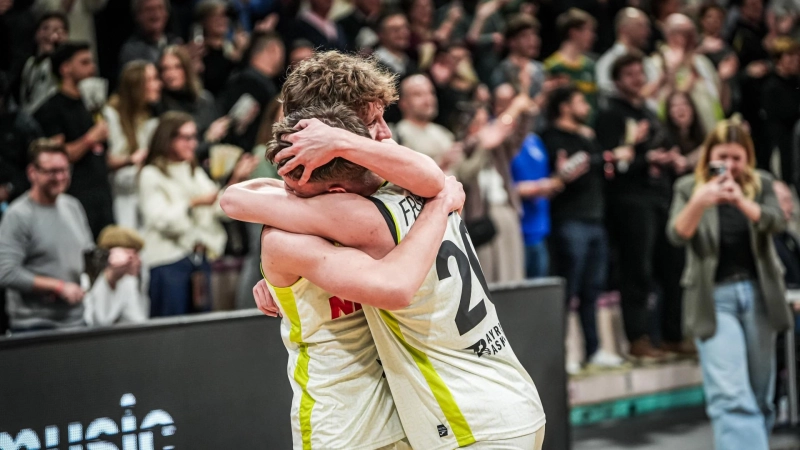 Nach einer grandiosen Leistung im ProA-Frankenderby des BBC Bayreuth gegen die Falcons Nürnberg lagen sich die Bayreuther Nachwuchstalente Leo Friedlein (rechts) und Liam Holländer kürzlich jubelnd in den Armen. (Foto: Thorsten Ochs)