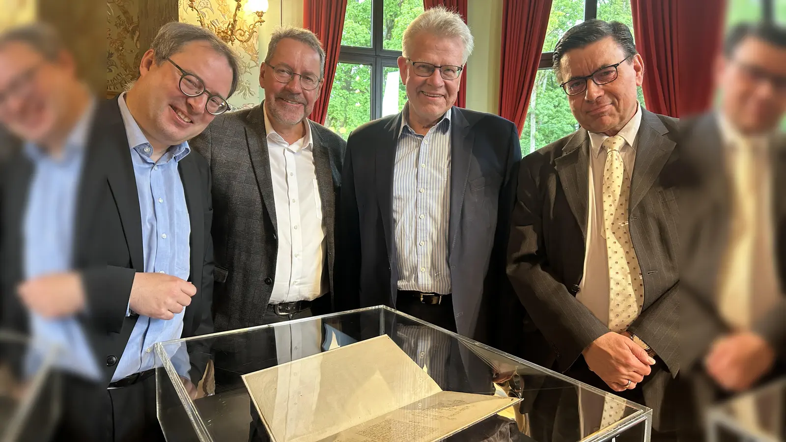 V.l.: Regierungspräsident Florian Luderschmid, Stadtrat Dr. Stefan Specht, OB Thomas Ebersberger und Museumsdirektor Dr. Sven Friedrich.  (Foto: jm)