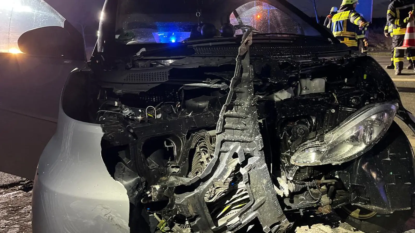 Selb: Bei der A93 raste am Dienstag (3. Januar 2023) ein Smart fast ungebremst mit einem Fiat. (Foto: Polizei Marktredwitz)