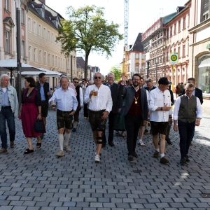 Mit Musik, Tradition und bester Stimmung zieht der Bayreuther Volksfestumzug durch die Innenstadt und eröffnet festlich die Bayreuther Volksfestsaison.  (Foto: sd)
