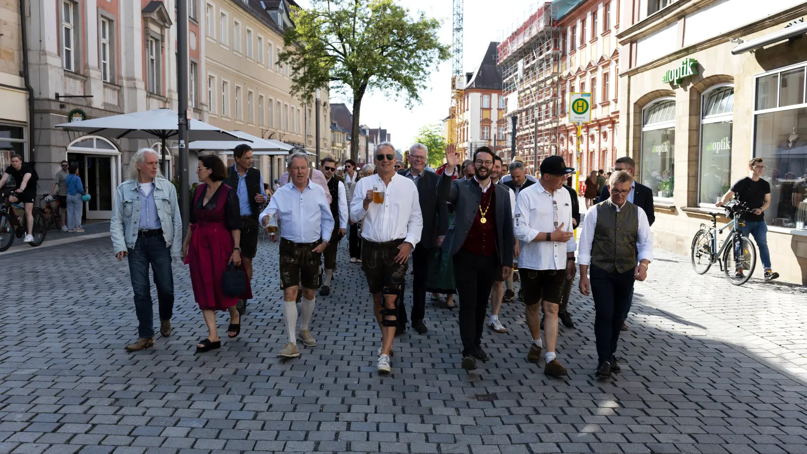 Mit Musik, Tradition und bester Stimmung zieht der Bayreuther Volksfestumzug durch die Innenstadt und eröffnet festlich die Bayreuther Volksfestsaison.  (Foto: sd)