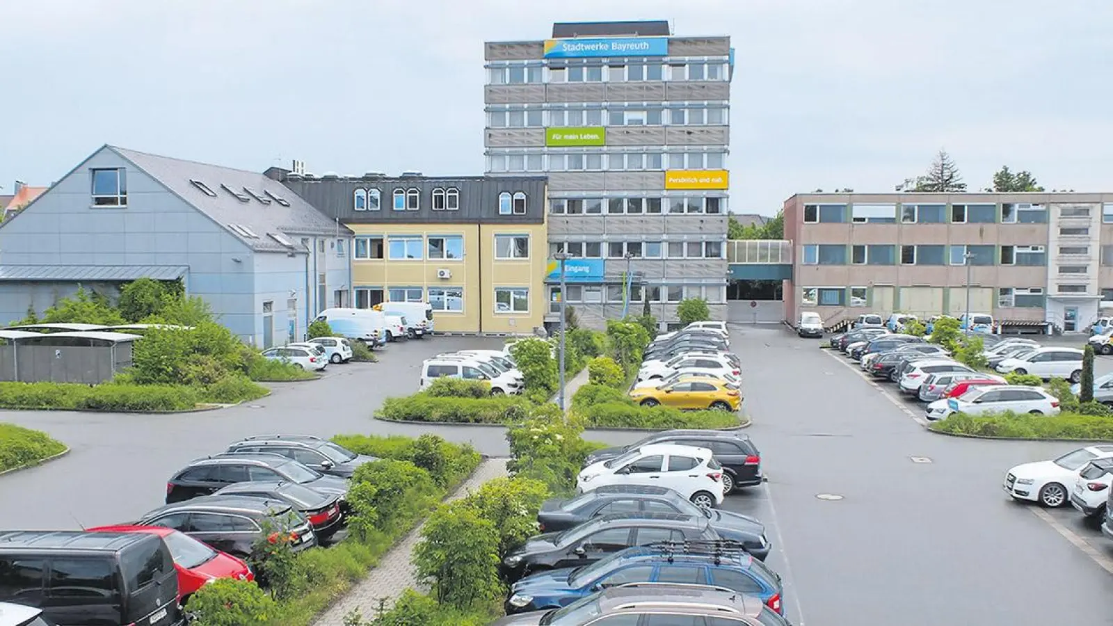 Voraussichtlich 2025 ist dieses Bild Geschichte: Dann wird die Verwaltung der Stadtwerke komplett von der Birkenstraße auf das Stadtbus-Areal an der Eduard-Bayerlein-Straße umziehen. (Foto: Roland Schmidt)