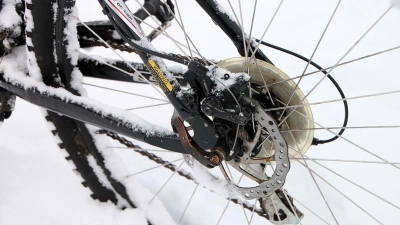 Ein Fahrrad auf verschneitem Untergrund. (Symbolbild: pixabay/byrev)