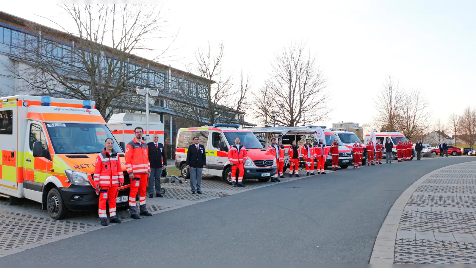 Fahrzeugausstellung der neu angeschafften oder instandgesetzten Einsatzfahrzeuge vor der Bärenhalle in Bayreuth. Darunter zwei Rettungsboote, ein Notstromaggregat, mehrere Mannschaftstransporter, ein Rettungswagen und eine Feldküche. (Foto: Tobias Schif / BRK-Bayreuth.)