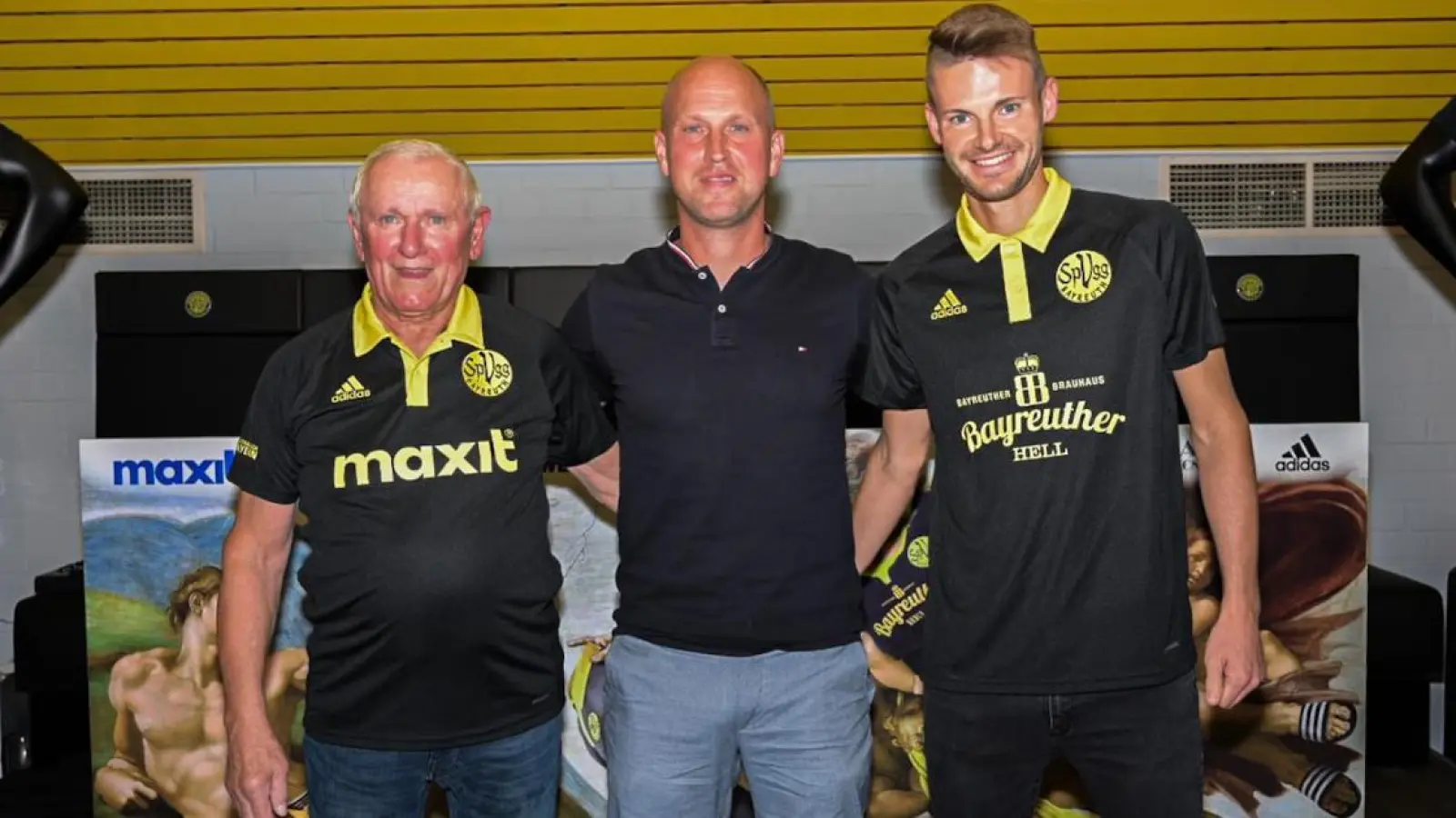 Manne Größler (li.) und Chris Wolf (re.) präseniteren zusammen mit Trainer Timo Rost das neue Trikot. (Foto: Peter Glaser)