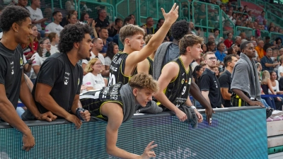 Die Spieler, egal ob auf dem Feld oder der Auswechselbank (Bild, vom Vorbereitungsspiel des BBC Bayreuth gegen Würzburg beim „Medikamente-per-Klick-Cup”) sind vor dem Saisonauftakt in Paderborn „on fire”. (Foto: sd)