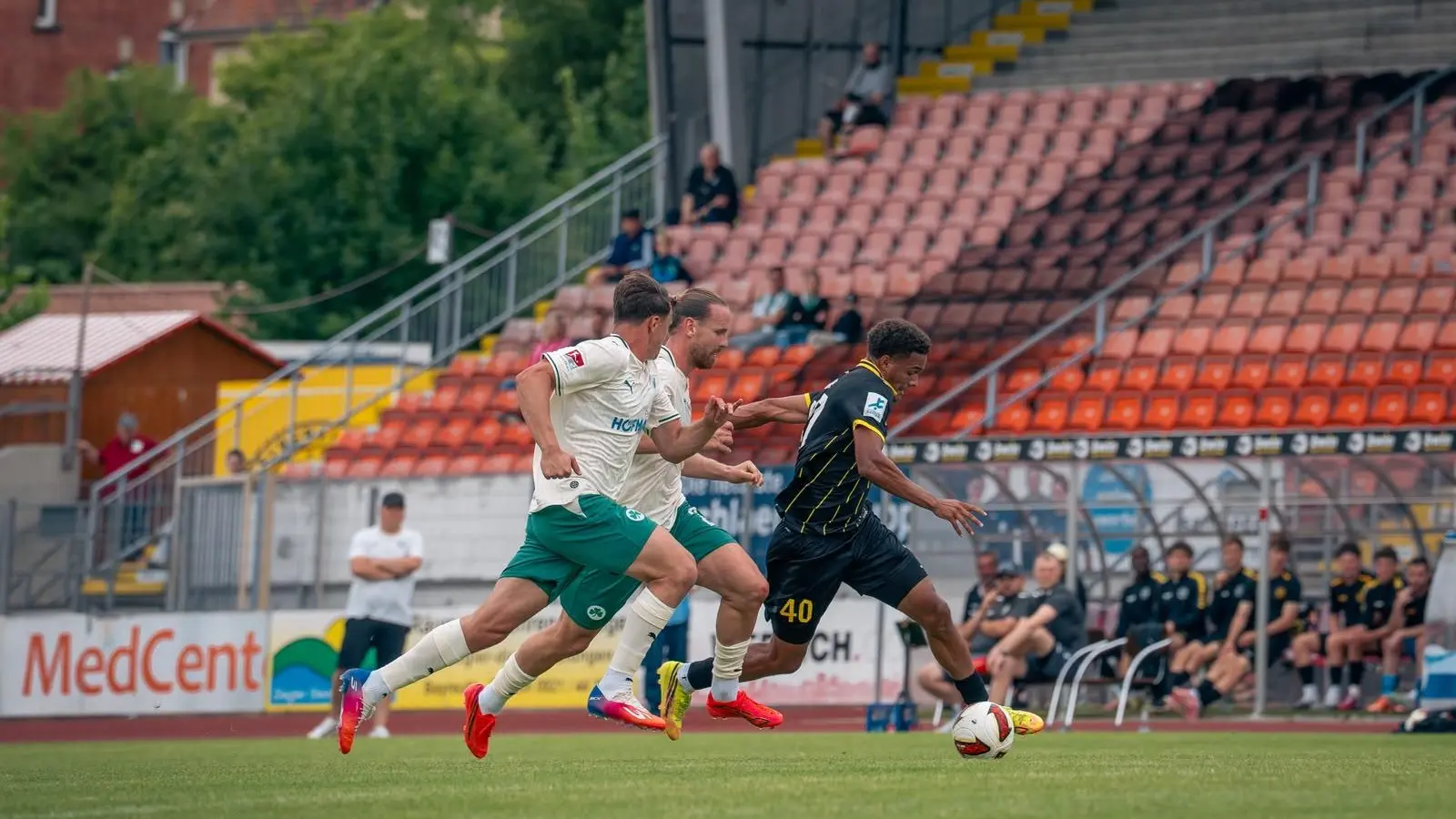 An die Leistung im Testspiel gegen die Zweitligaprofis der SpVgg Greuther Fürth (hier Neuzugang Micah Ham am Ball, bedrängt von zwei Kleeblatt-Akteuren) will die Altstadt im Saison-Auftaktspiel gegen den FC Augsburg II anknüpfen. (Foto: SpVgg Bayreuth/Simon Helfensdörfer)