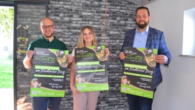 Sie freuen sich auf die Eröffnung (von links): die Betreiber Immanuel Hüfner und Katharina Potzel mit Bürgermeister Christian Brunner. Bis dahin muss aber noch einiges getan werden im Gebäude beim Evangelischen Kinderzentrum Bergzwerg. (Foto: uf)